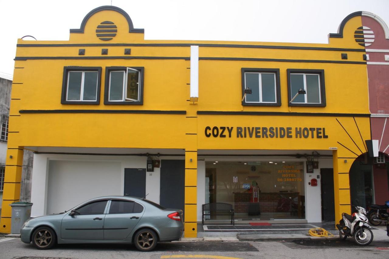 Cozy Riverside Hotel *