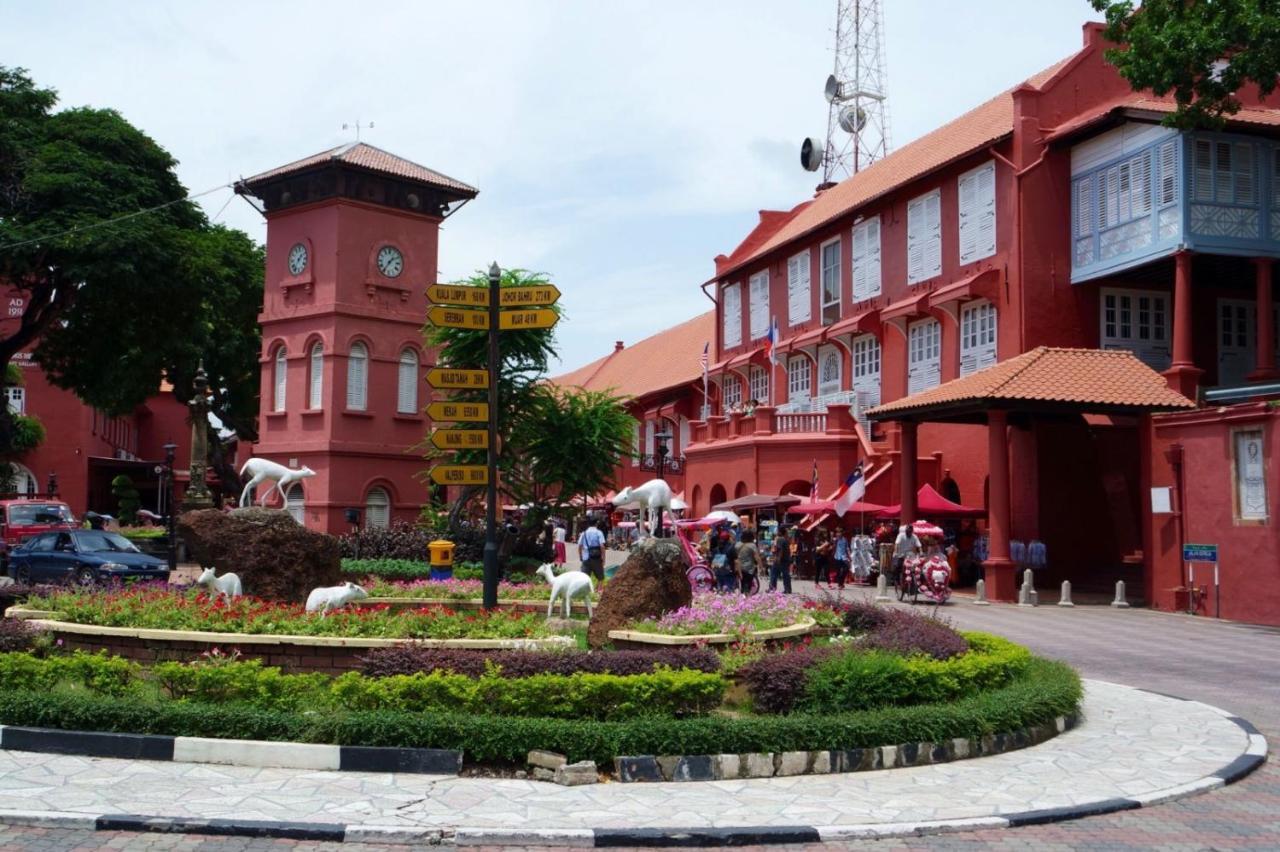 Cozy Riverside Hotel *